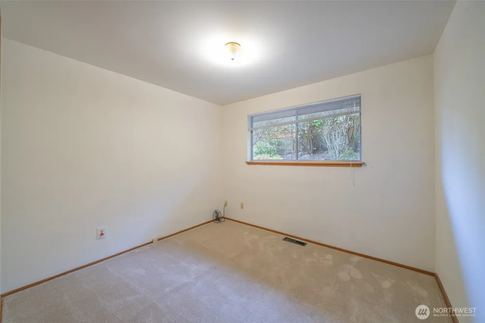 19526 53rd Avenue NE Lake Forest Park, WA 98155