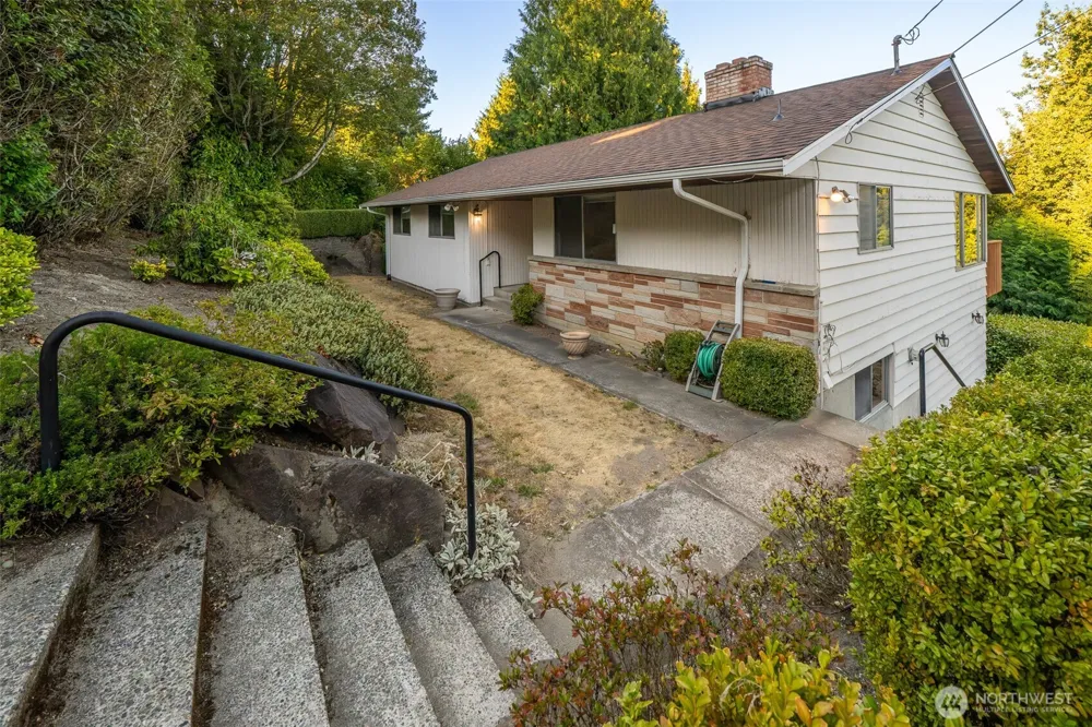 19526 53rd Avenue NE Lake Forest Park, WA 98155
