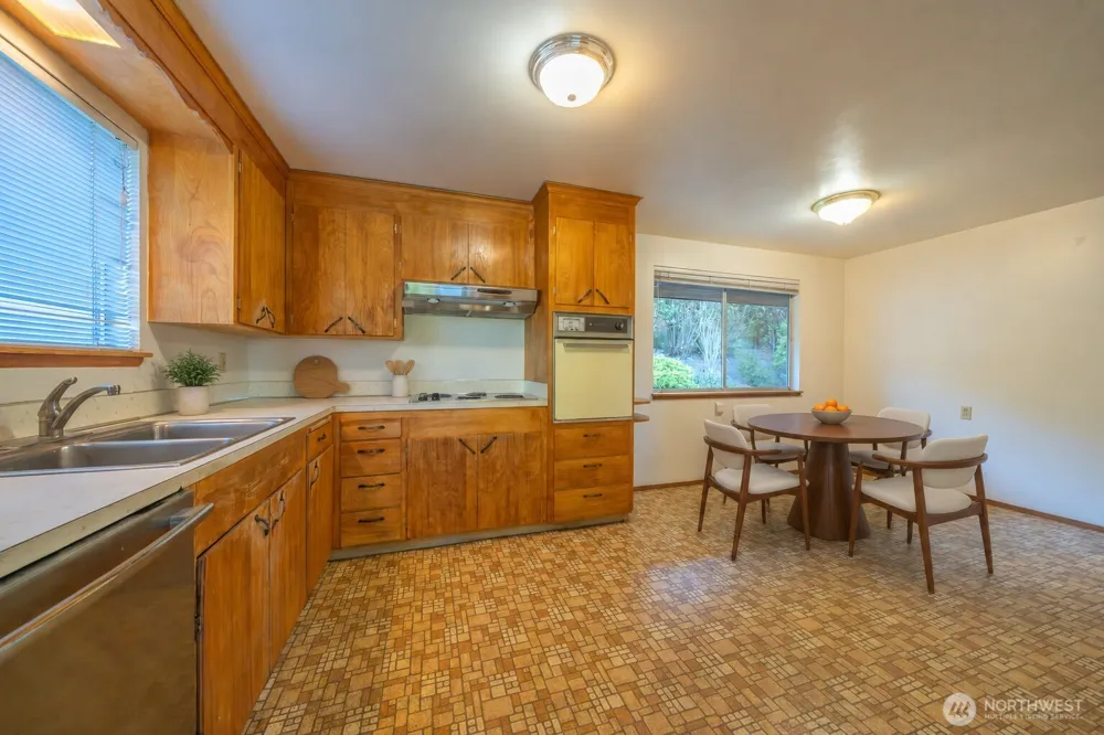 19526 53rd Avenue NE Lake Forest Park, WA 98155