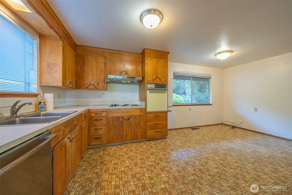 19526 53rd Avenue NE Lake Forest Park, WA 98155