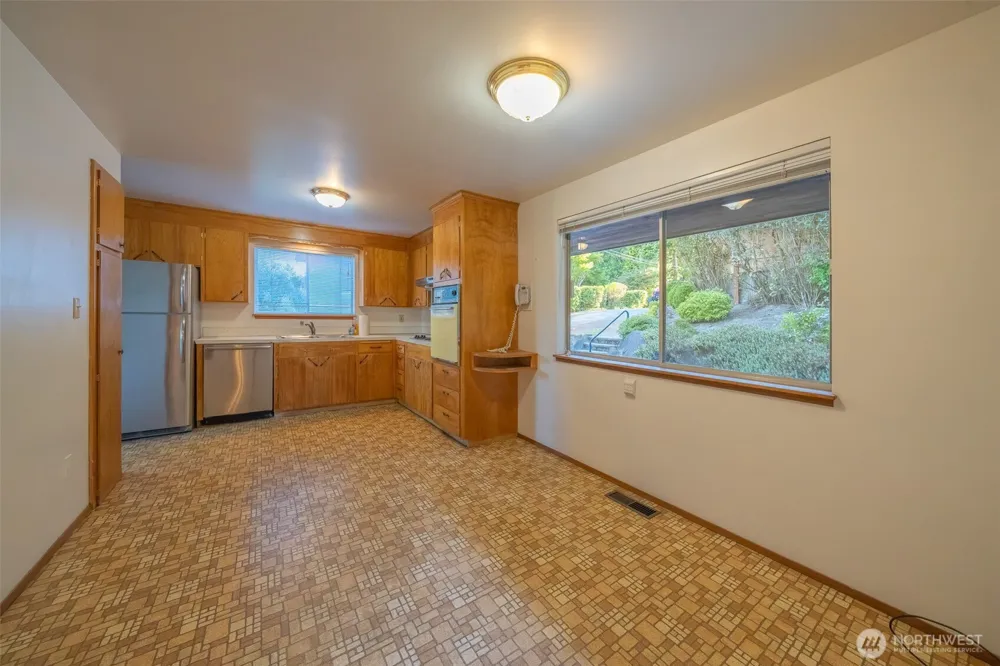 19526 53rd Avenue NE Lake Forest Park, WA 98155