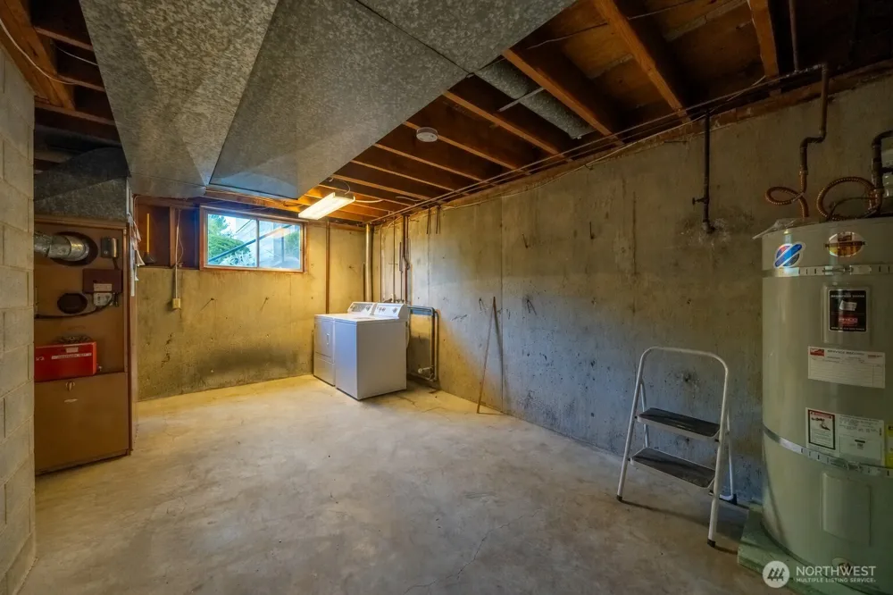 19526 53rd Avenue NE Lake Forest Park, WA 98155