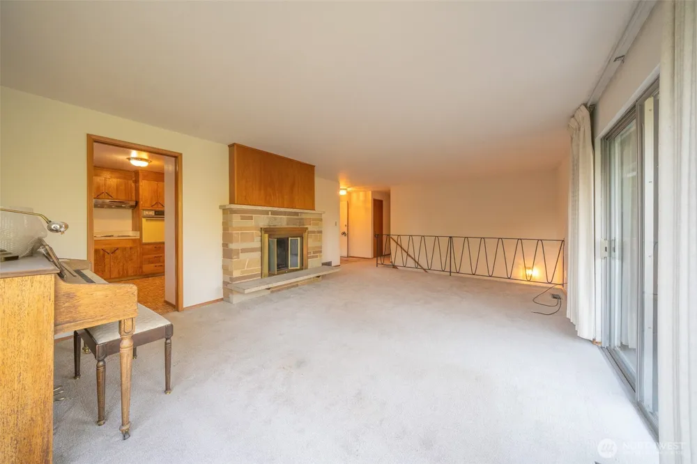 19526 53rd Avenue NE Lake Forest Park, WA 98155