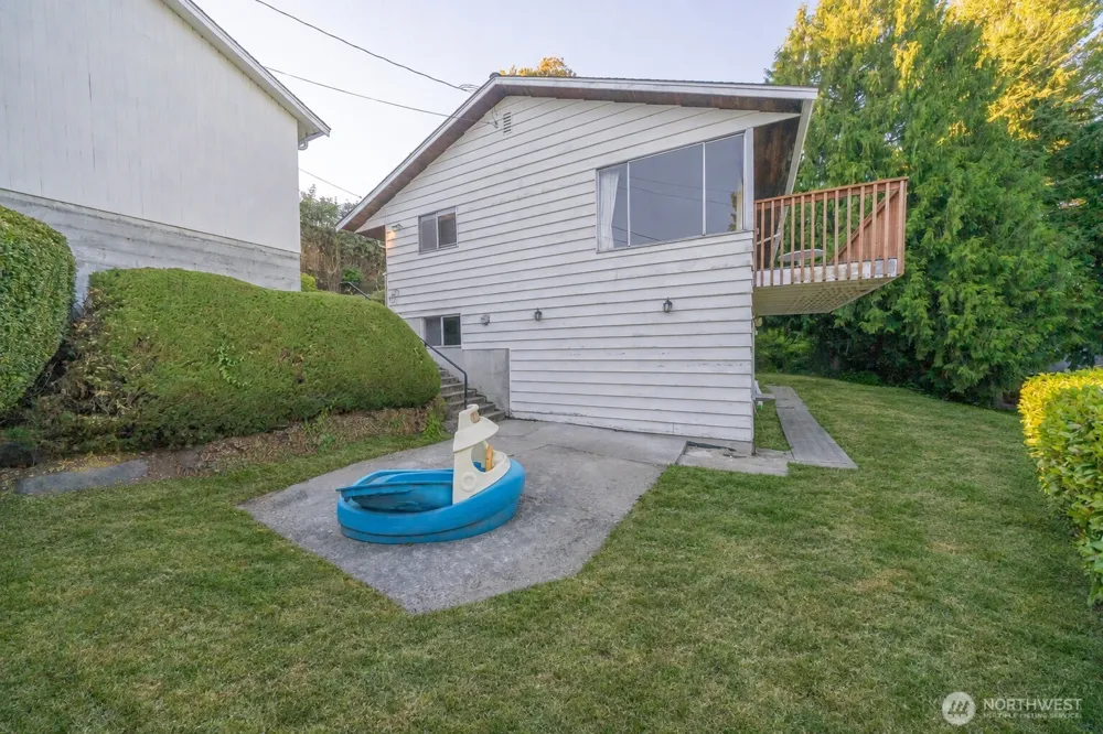 19526 53rd Avenue NE Lake Forest Park, WA 98155