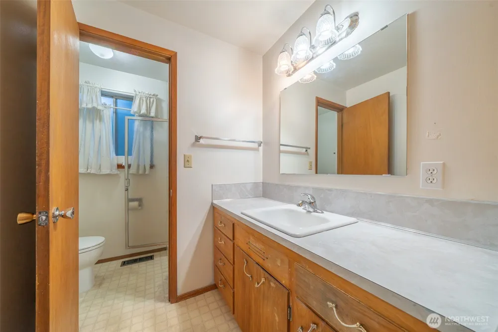 19526 53rd Avenue NE Lake Forest Park, WA 98155
