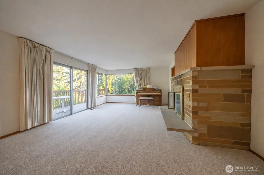 19526 53rd Avenue NE Lake Forest Park, WA 98155