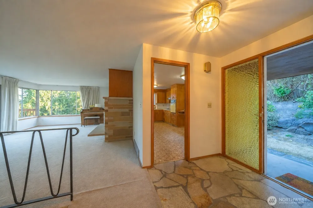 19526 53rd Avenue NE Lake Forest Park, WA 98155