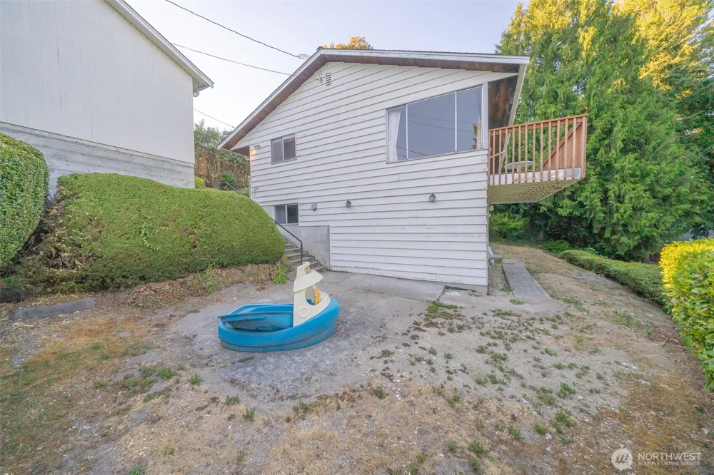 19526 53rd Avenue NE Lake Forest Park, WA 98155