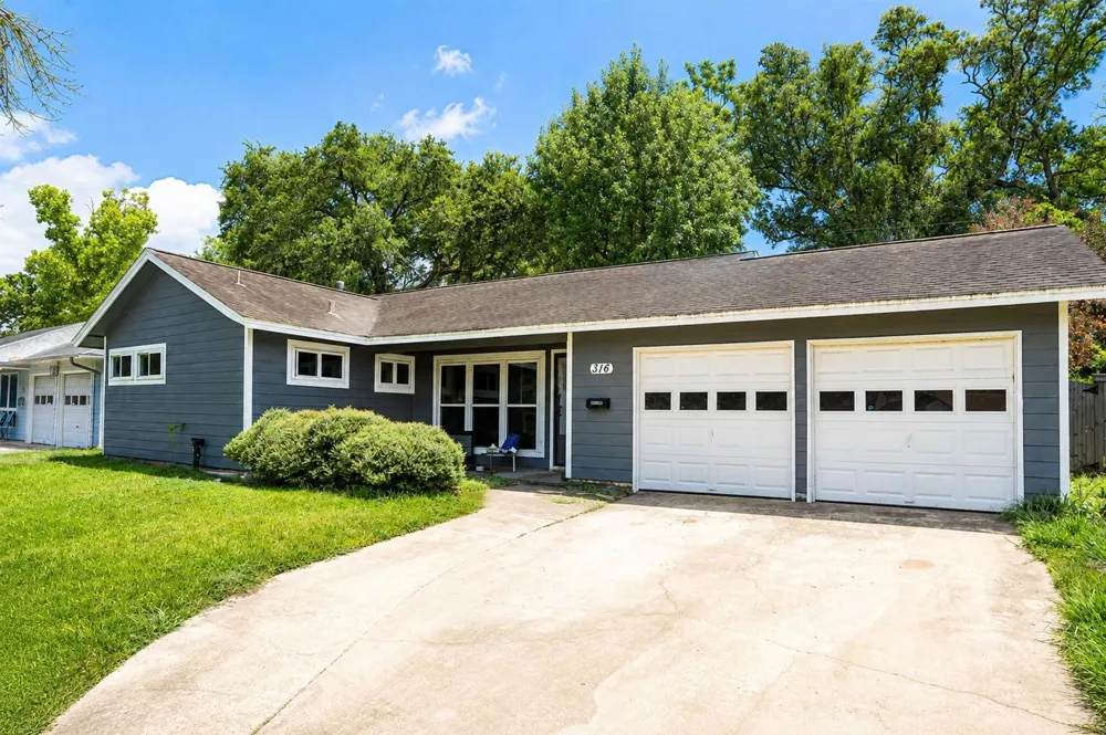 316 Carnation Street Lake Jackson, TX 77566
