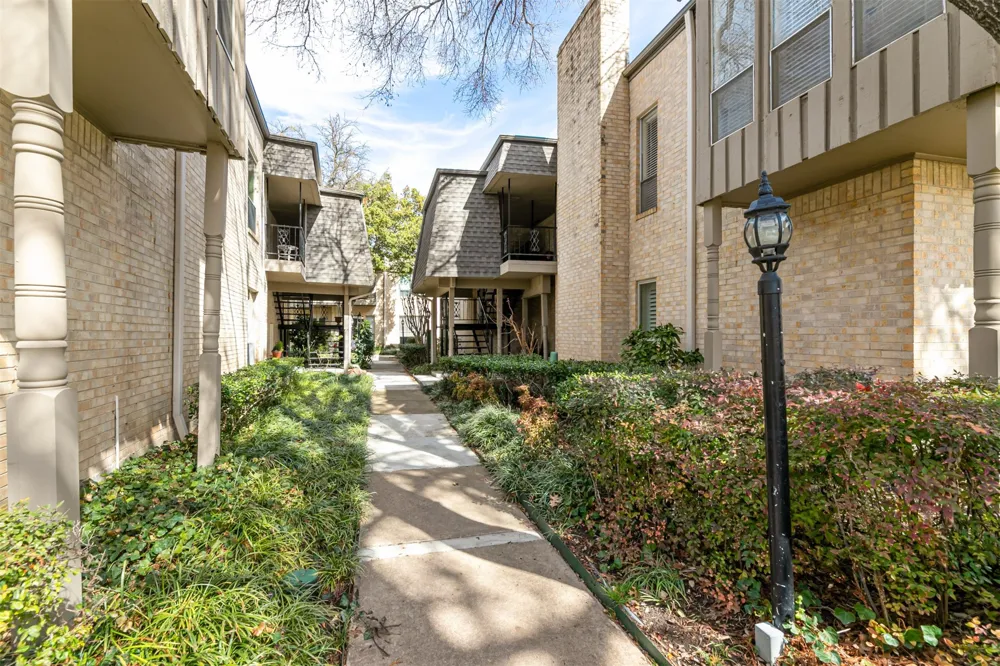 4320 Bellaire Drive S #205W Fort Worth, TX 76109