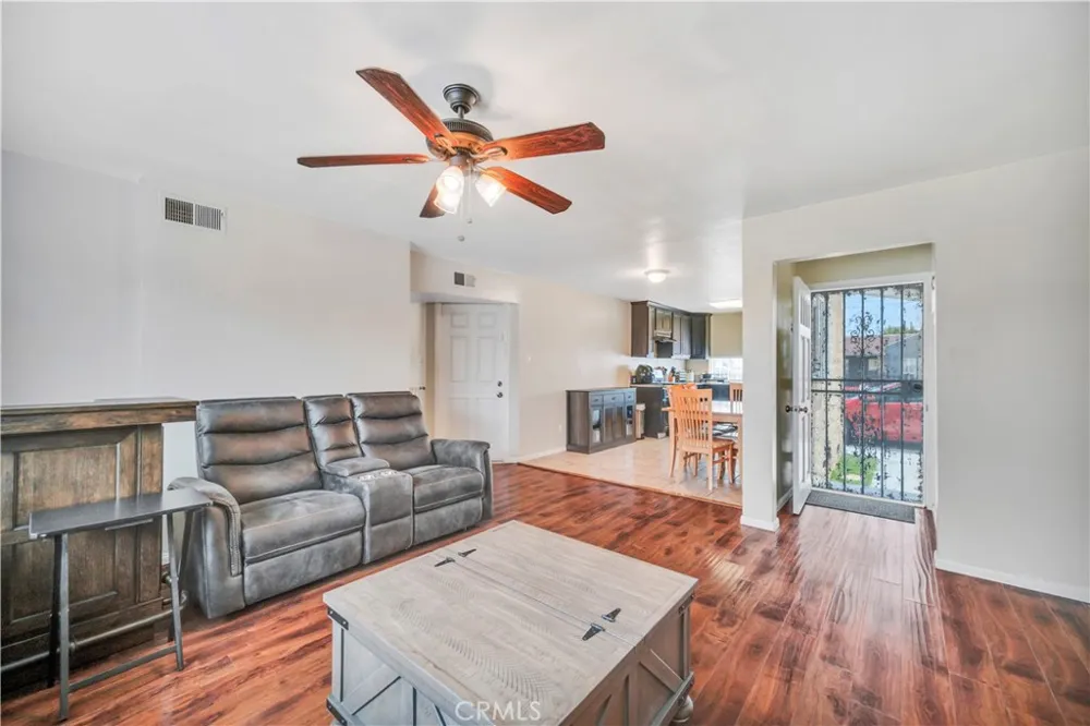 811 W Poplar Street Compton, CA 90220