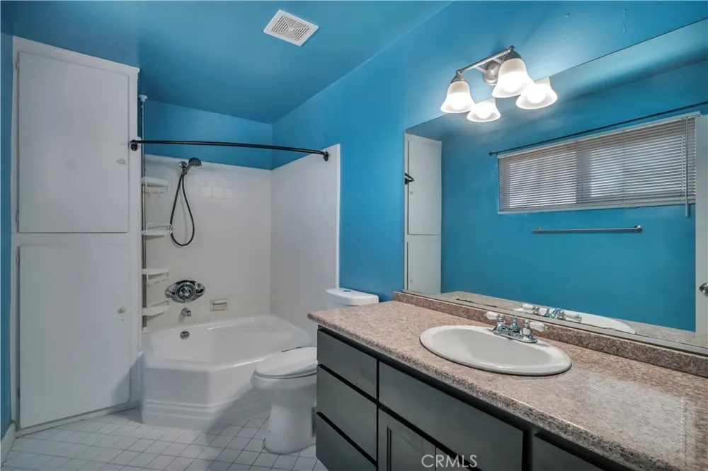 811 W Poplar Street Compton, CA 90220