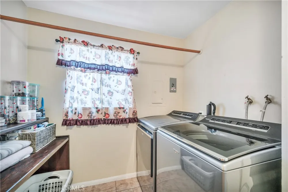 811 W Poplar Street Compton, CA 90220