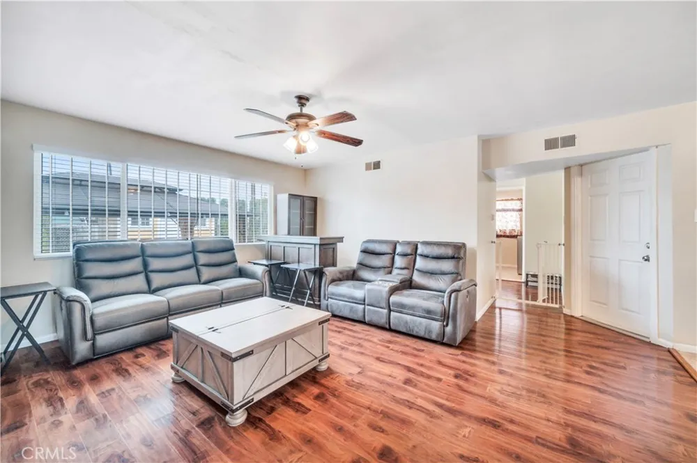 811 W Poplar Street Compton, CA 90220