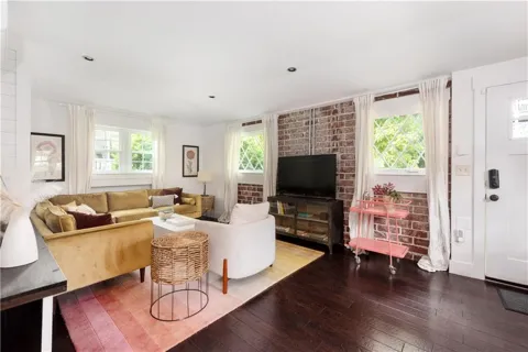 32 Esten Street SE