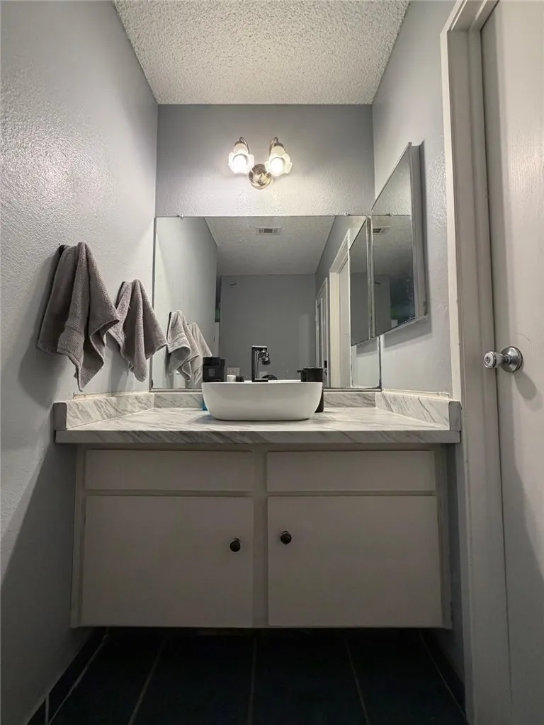 4387 Kingsbury Riverside, CA 92503