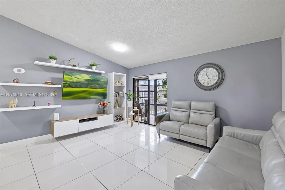 827 NE 199th St #206 Miami, FL 33179