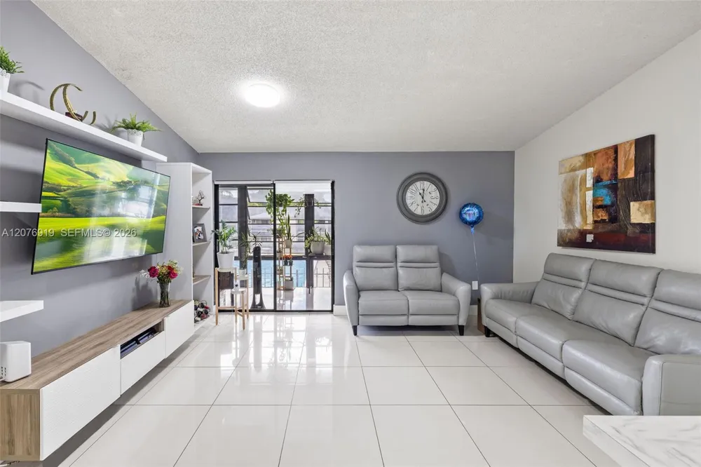 827 NE 199th St #206 Miami, FL 33179