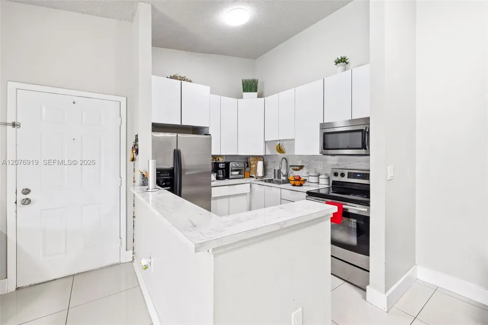 827 NE 199th St #206 Miami, FL 33179