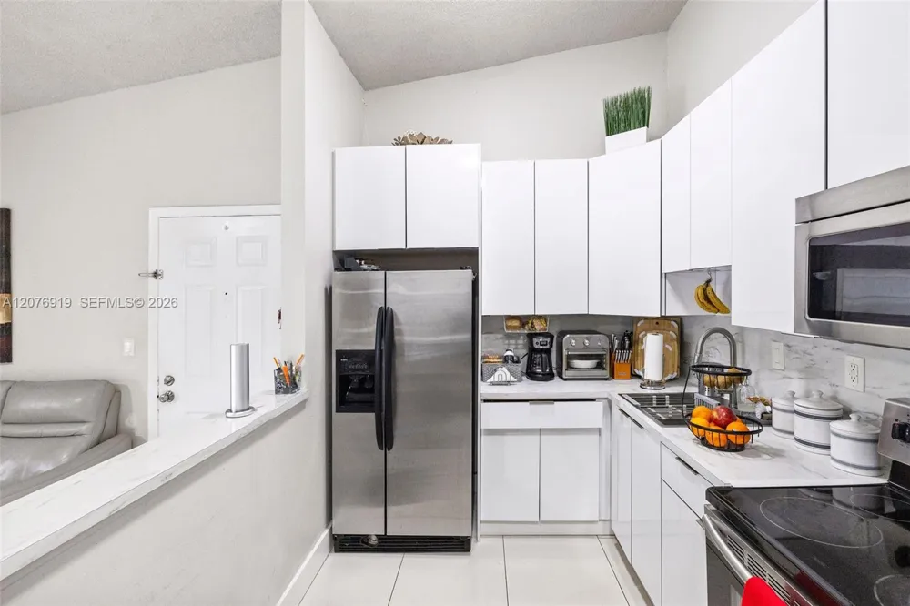827 NE 199th St #206 Miami, FL 33179