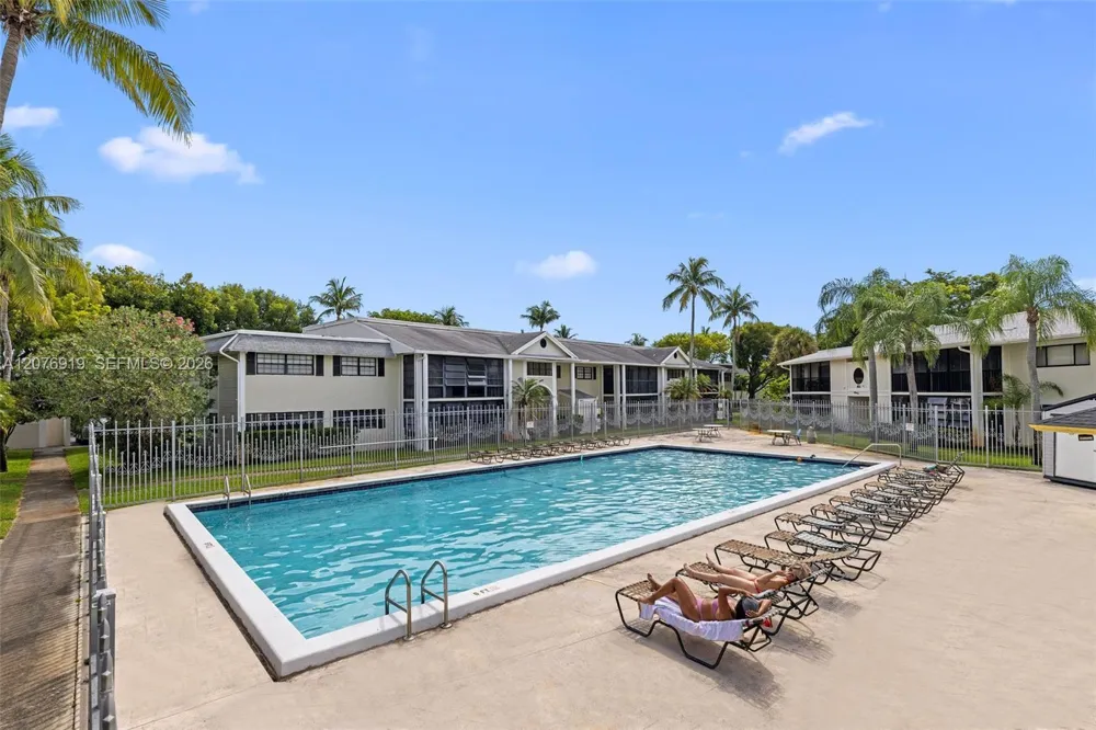 827 NE 199th St #206 Miami, FL 33179