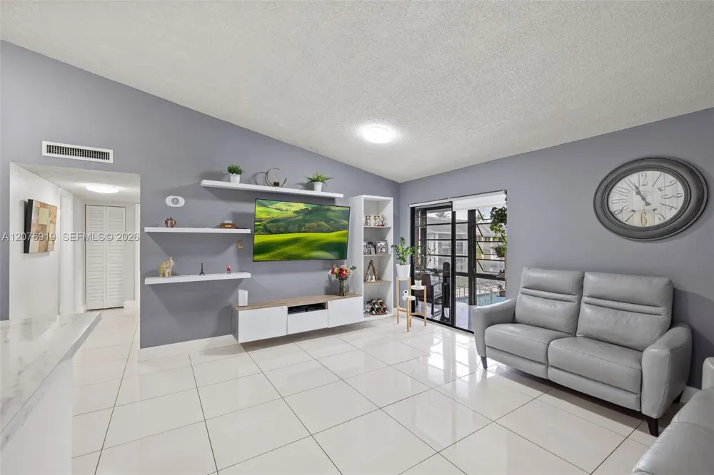 827 NE 199th St #206 Miami, FL 33179
