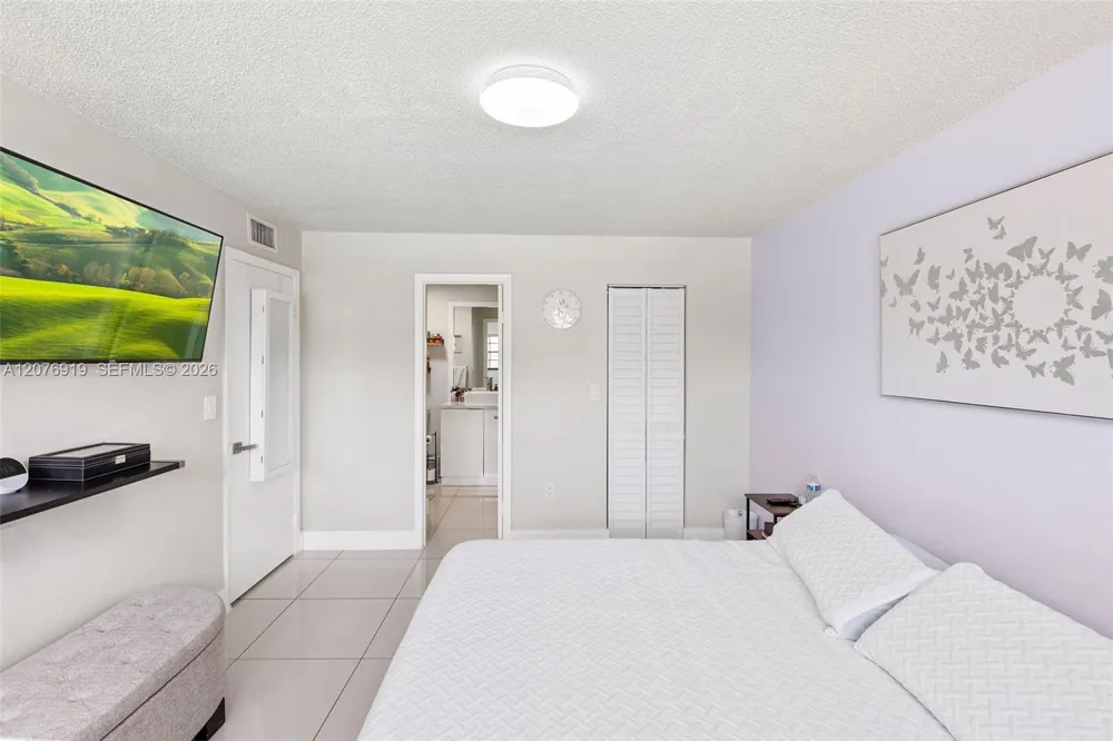 827 NE 199th St #206 Miami, FL 33179