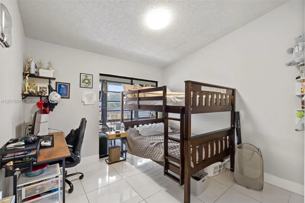 827 NE 199th St #206 Miami, FL 33179