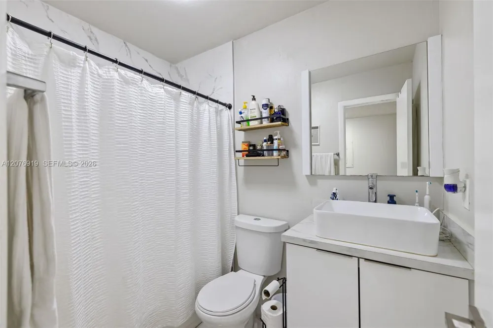 827 NE 199th St #206 Miami, FL 33179