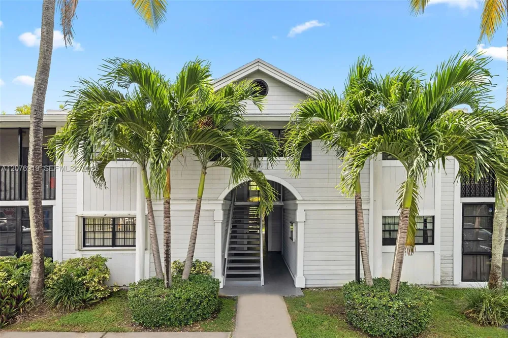 827 NE 199th St #206 Miami, FL 33179