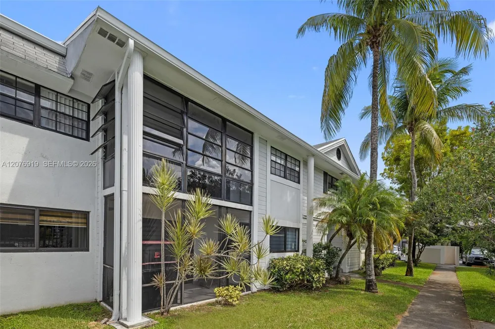 827 NE 199th St #206 Miami, FL 33179