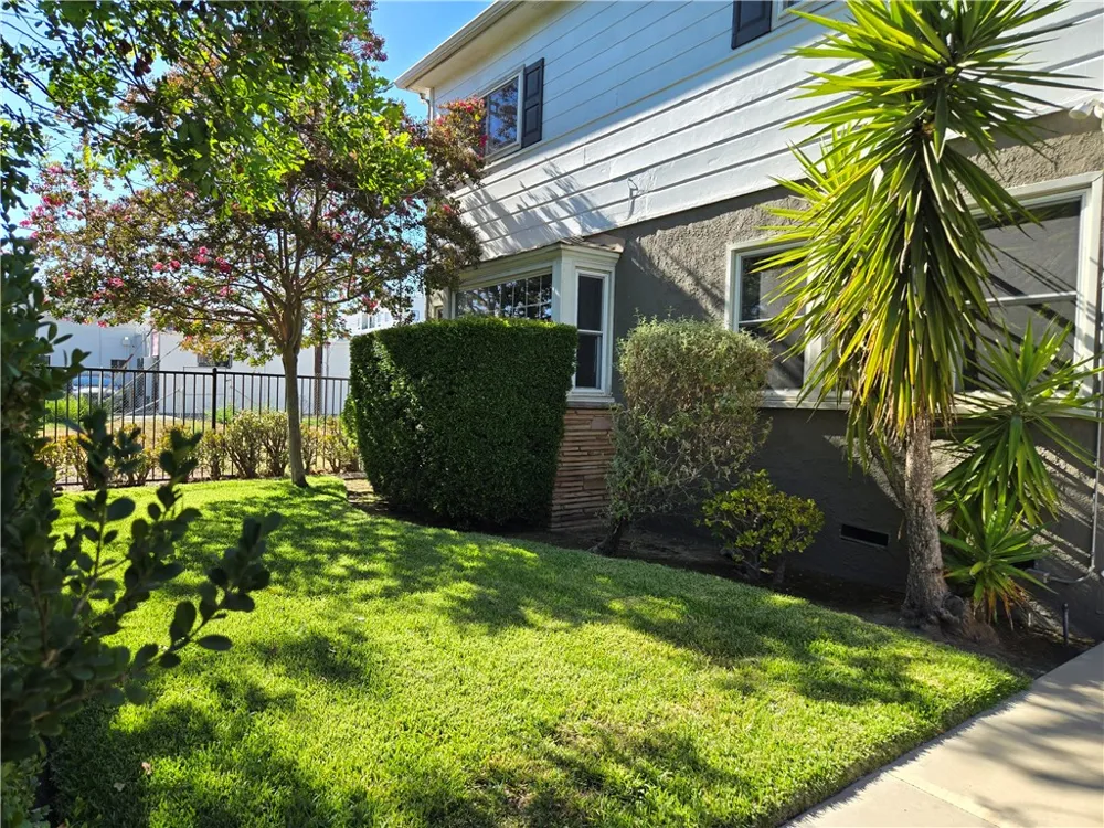 10939 Moorpark Toluca Lake, CA 91602
