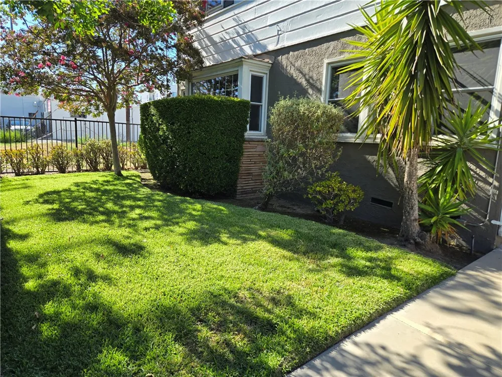 10939 Moorpark Toluca Lake, CA 91602
