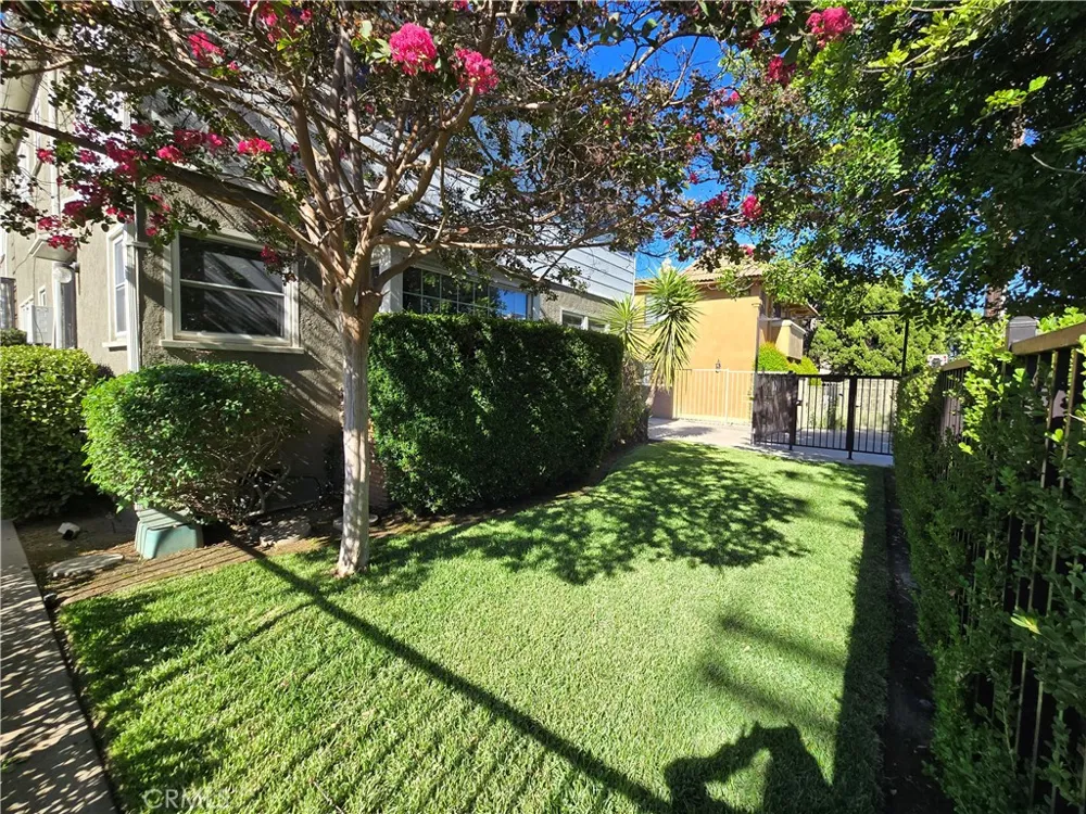 10939 Moorpark Toluca Lake, CA 91602