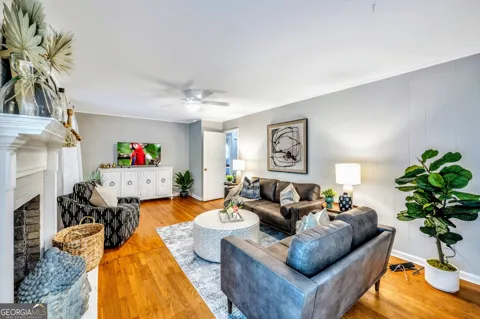 801 Mockingbird LN