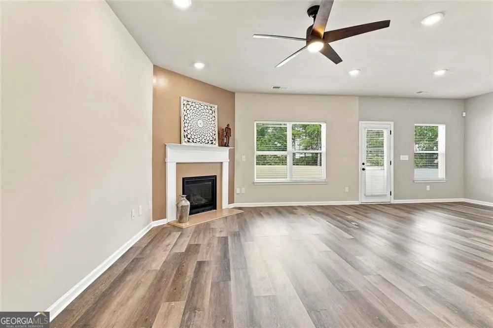 155 Estancia LN Fayetteville, GA 30215