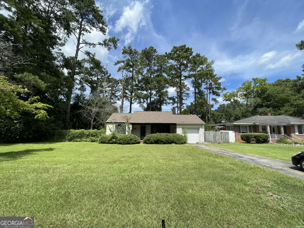 110 Peter ST Cochran, GA 31014