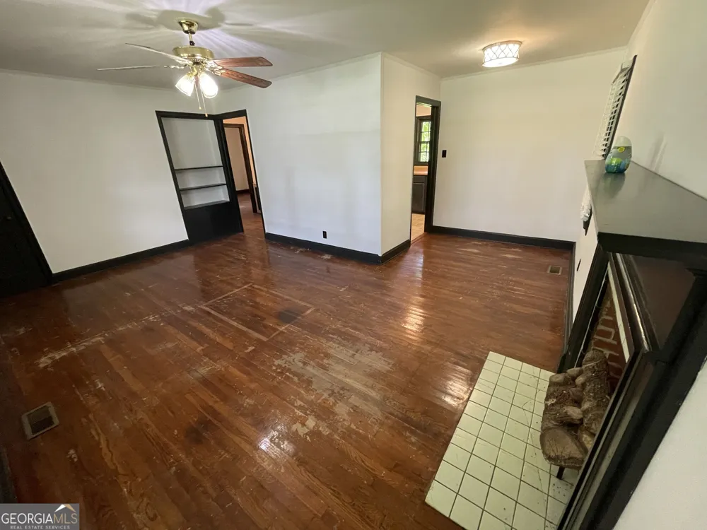 110 Peter ST Cochran, GA 31014