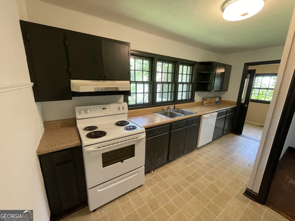 110 Peter ST Cochran, GA 31014