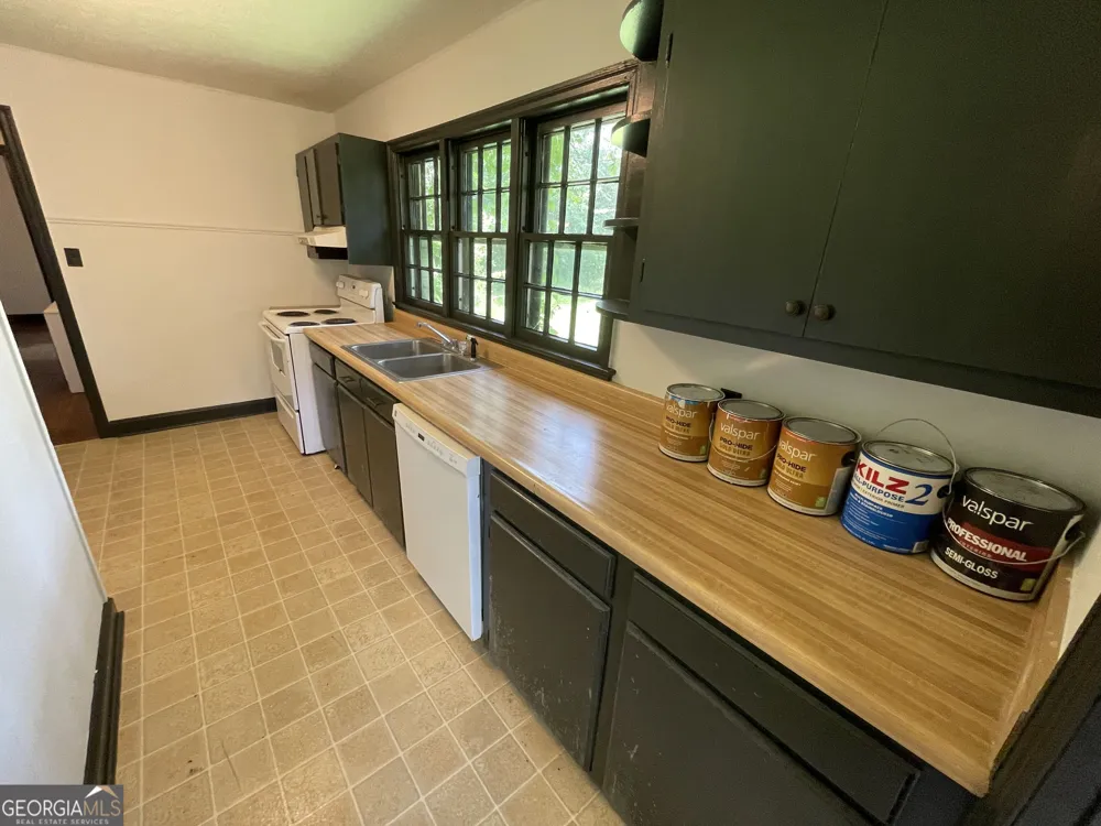 110 Peter ST Cochran, GA 31014