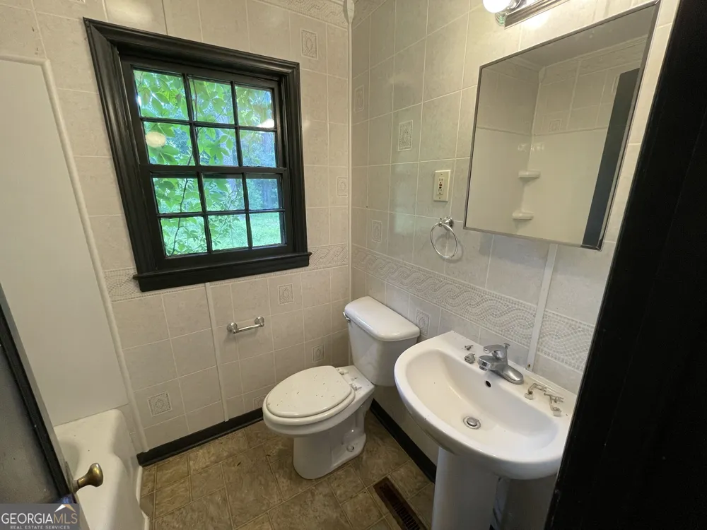 110 Peter ST Cochran, GA 31014