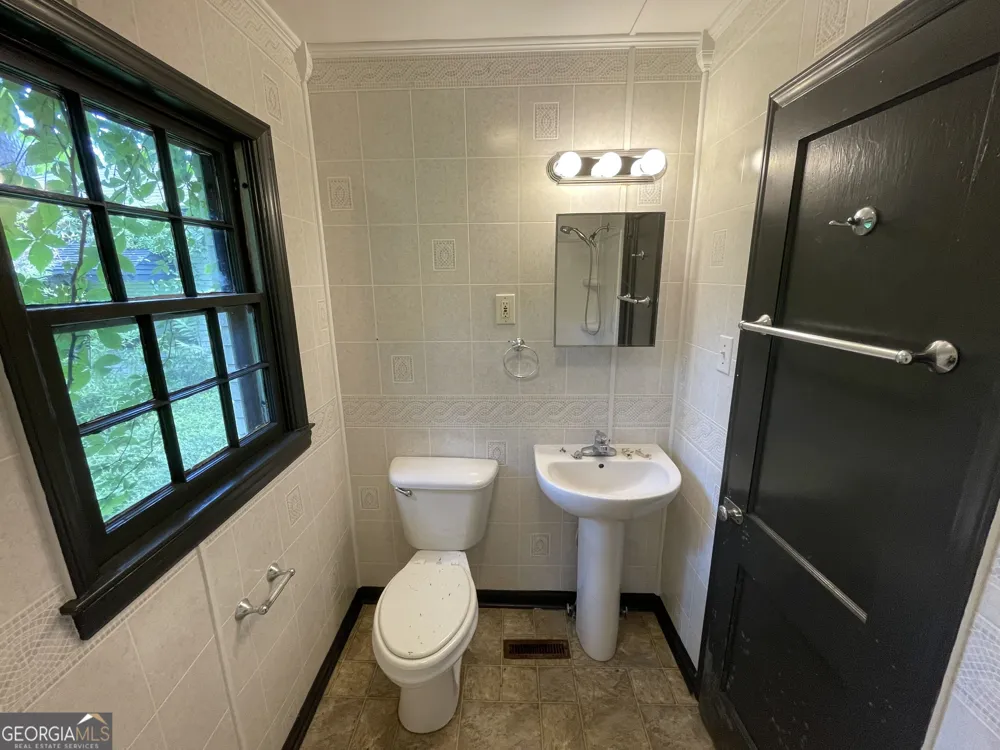 110 Peter ST Cochran, GA 31014