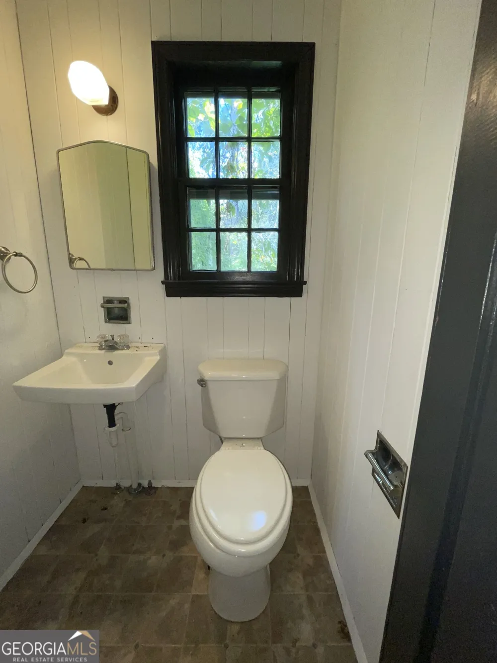 110 Peter ST Cochran, GA 31014