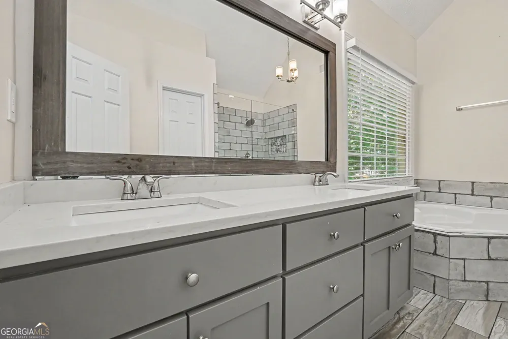 213 Powers CT Woodstock, GA 30189