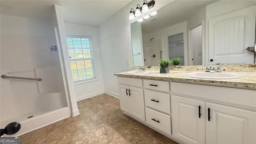 1890 Roxey LN Winder, GA 30680
