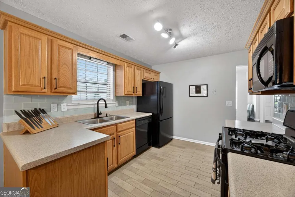 9899 Vista CIR Union City, GA 30291
