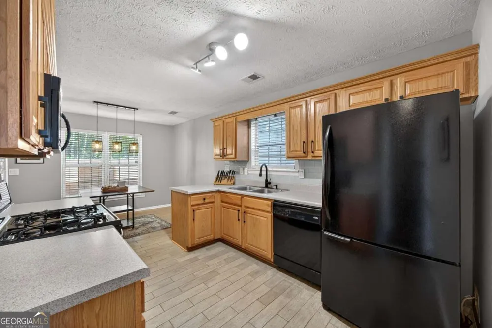 9899 Vista CIR Union City, GA 30291