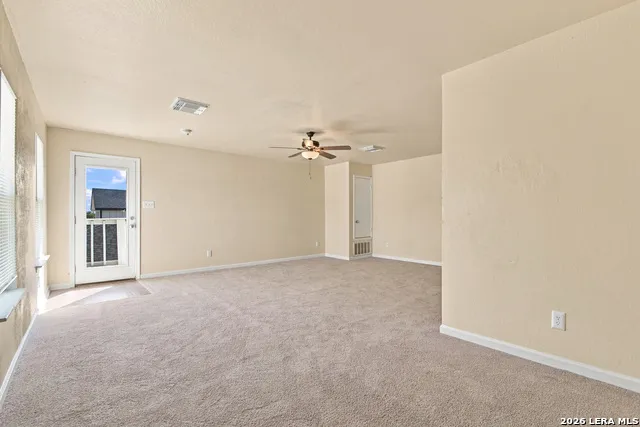 121 Lark Hill Floresville, TX 78114