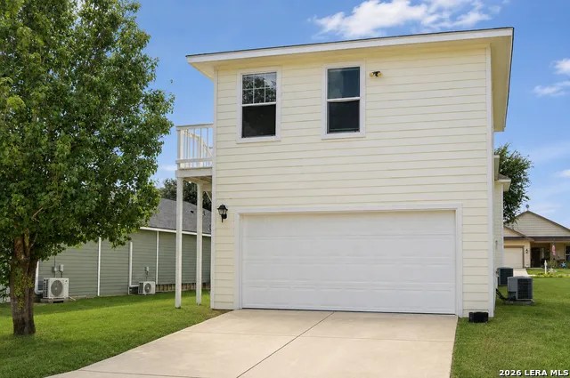 121 Lark Hill Floresville, TX 78114