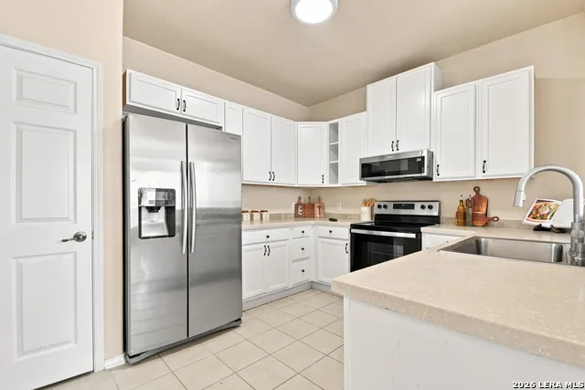 121 Lark Hill Floresville, TX 78114